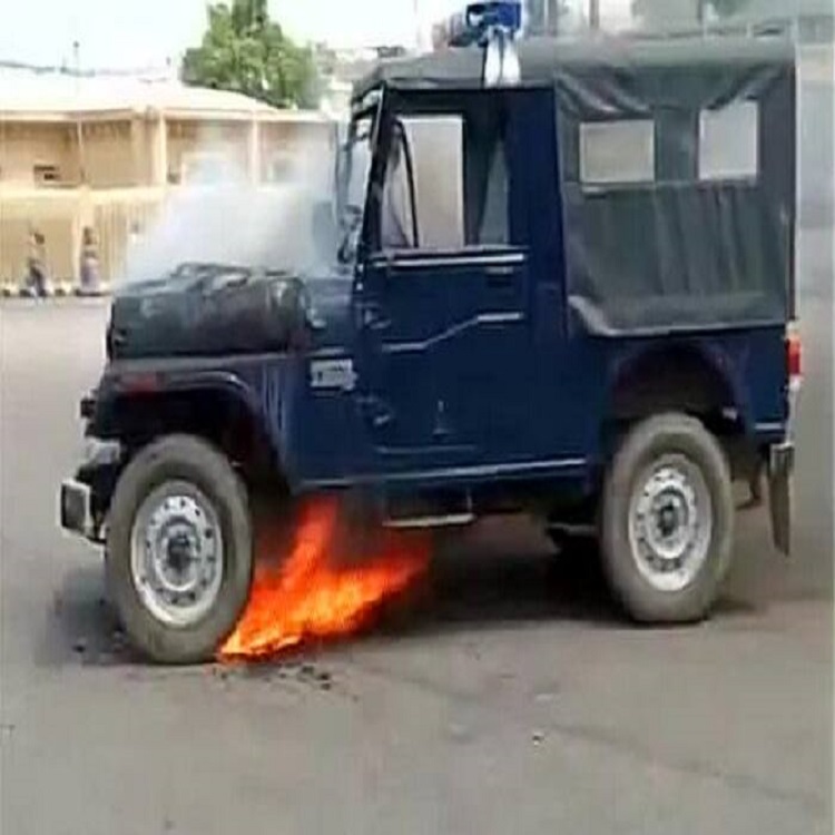 Protesters set police vehicle on fire outside Akhilesh Yadav Lucknow home